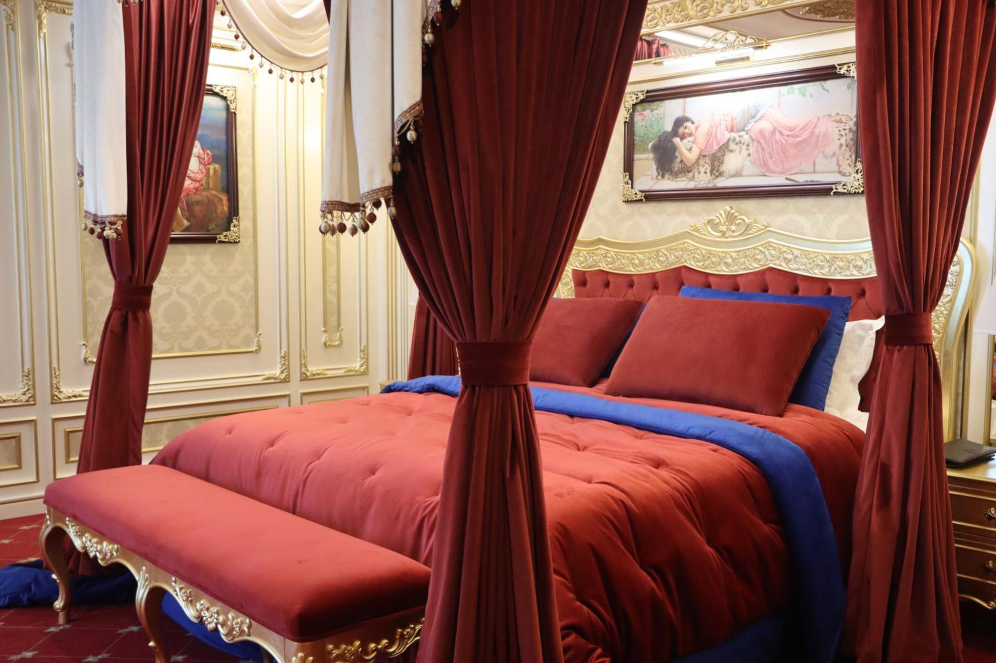 Cristal Erbil Hotel Εξωτερικό φωτογραφία A bed with curtains
