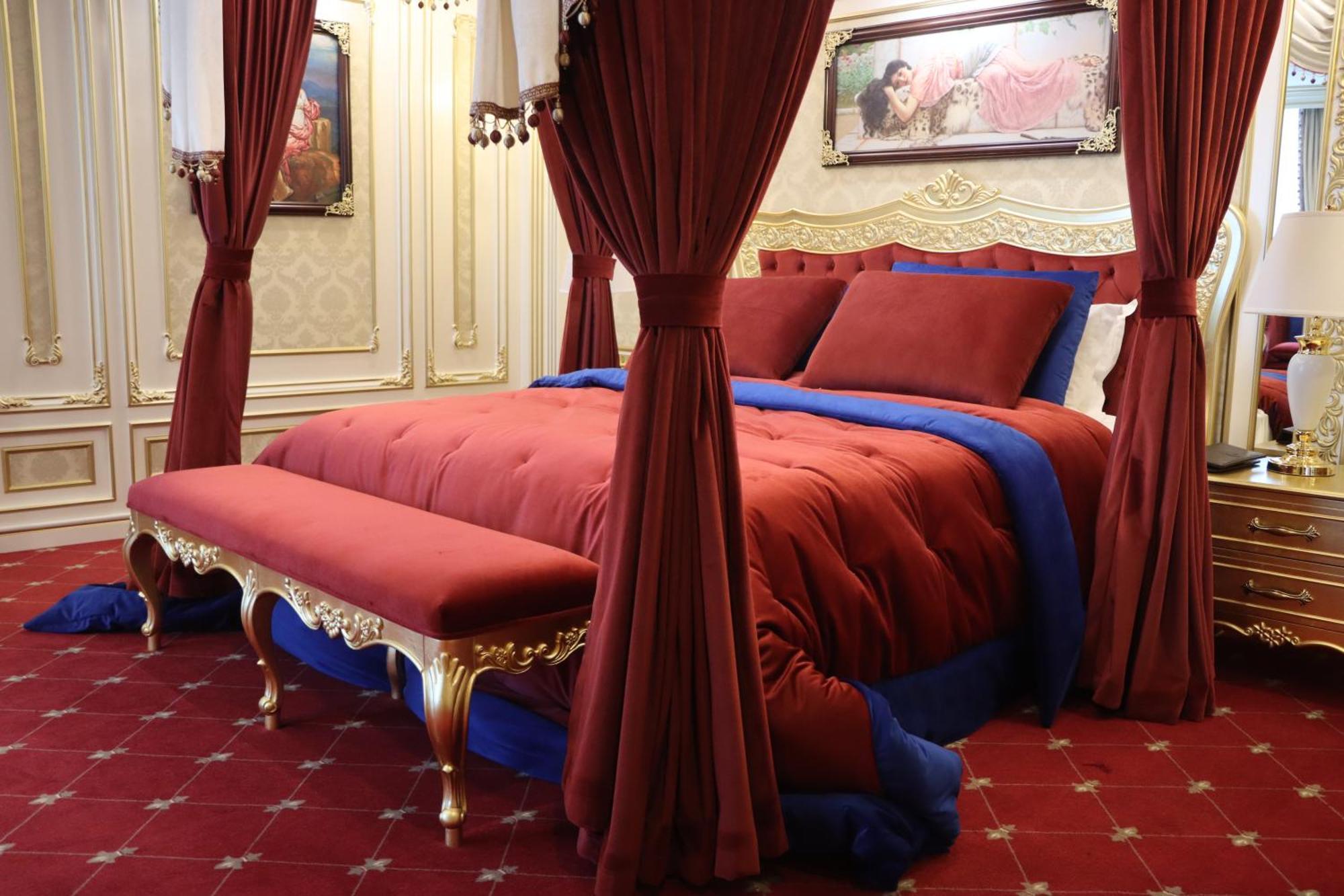 Cristal Erbil Hotel Εξωτερικό φωτογραφία A bed with curtains