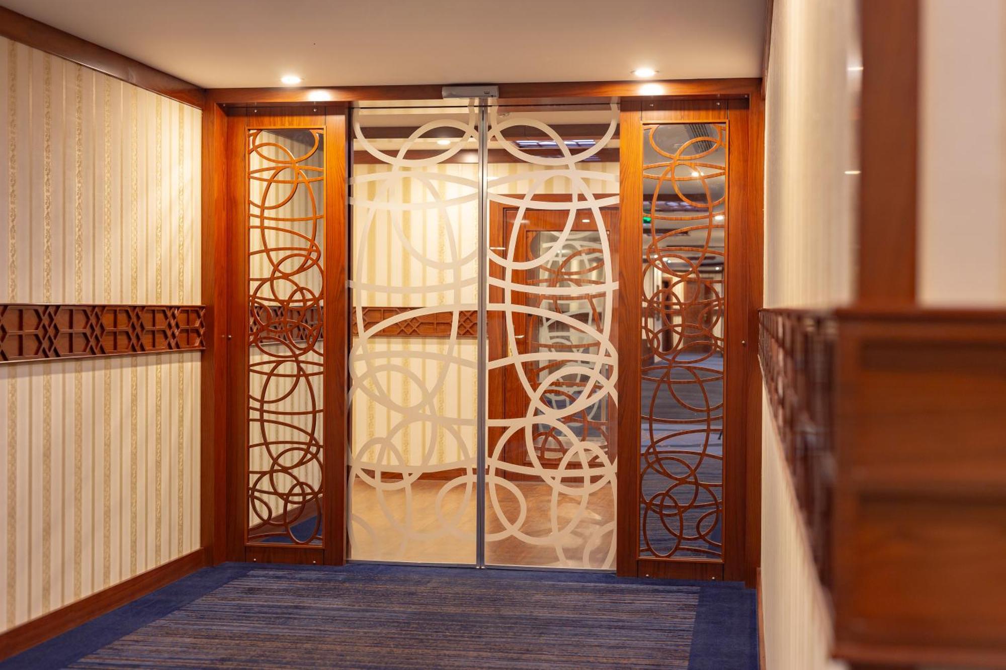 Cristal Erbil Hotel Εξωτερικό φωτογραφία A door with etched glass