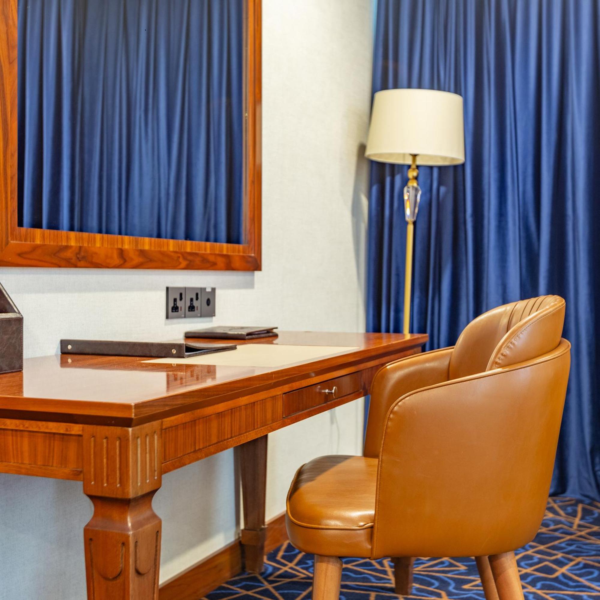 Cristal Erbil Hotel Εξωτερικό φωτογραφία A writing desk in a hotel room